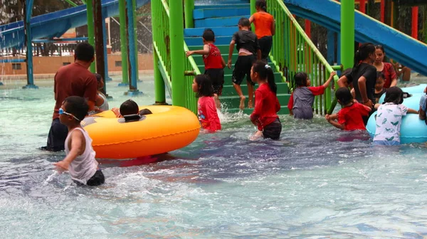 Pemalang Endonezya Kasım 2019 Eğlence Parkının Ziyaretçileri Havuzunun Keyfini Çıkarırken — Stok fotoğraf