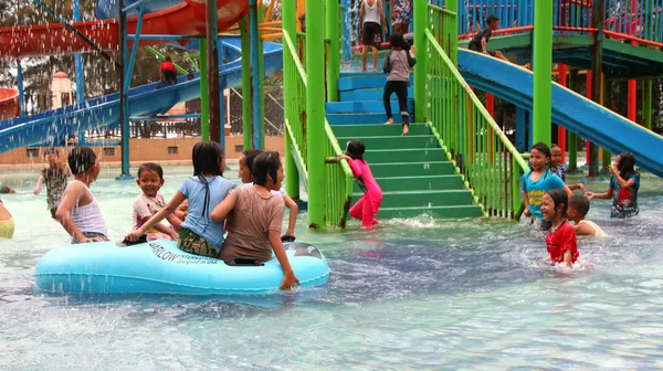 Látogatók Vidámpark Játék Miközben Élvezi Medence Víz Pemalang Indonézia November — Stock Fotó