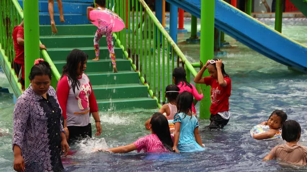 Látogatók Vidámpark Játék Miközben Élvezi Medence Víz Pemalang Indonézia November — Stock Fotó