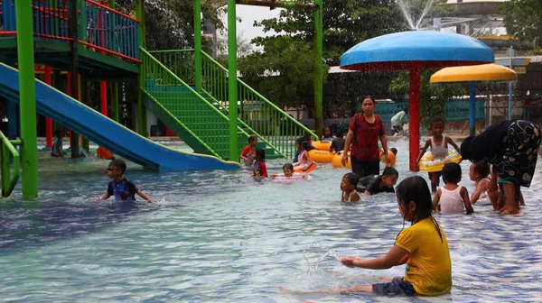 Los Visitantes Del Parque Atracciones Juegan Mientras Disfrutan Piscina Agua — Foto de Stock