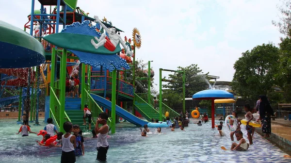 Les Visiteurs Parc Attractions Jouent Tout Profitant Piscine Eau Pemalang — Photo