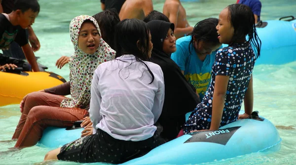 遊園地の訪問者は 水のプールを楽しみながら Pemalang Indonesia November 2019 — ストック写真