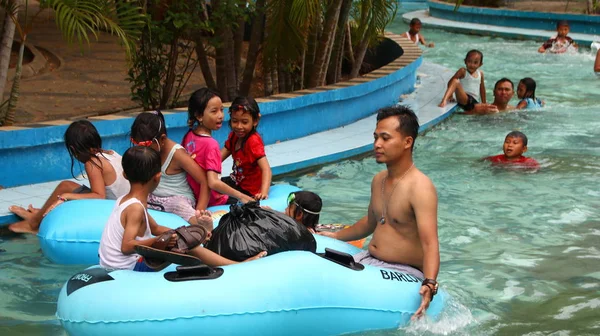 Los Visitantes Del Parque Atracciones Juegan Mientras Disfrutan Piscina Agua — Foto de Stock