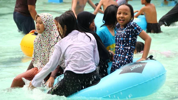 놀이를 관광객 즐기는 인도네시아 2019 — 스톡 사진