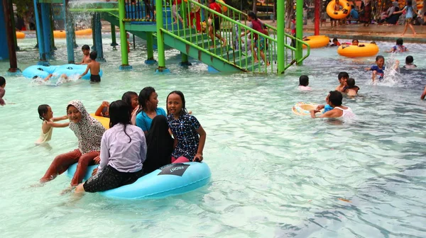 Látogatók Vidámpark Játék Miközben Élvezi Medence Víz Pemalang Indonézia November — Stock Fotó