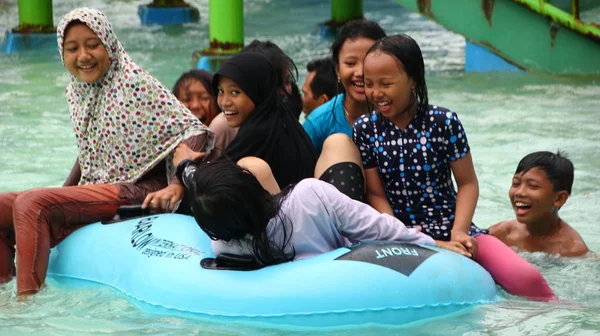 Látogatók Vidámpark Játék Miközben Élvezi Medence Víz Pemalang Indonézia November — Stock Fotó