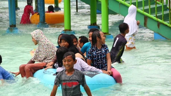 Los Visitantes Del Parque Atracciones Juegan Mientras Disfrutan Piscina Agua — Foto de Stock