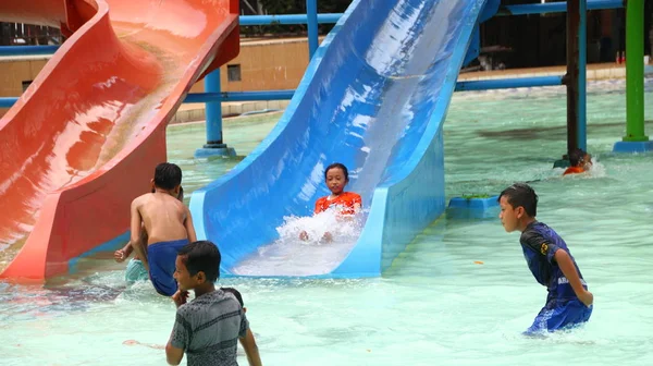 Los Visitantes Del Parque Atracciones Juegan Mientras Disfrutan Piscina Agua — Foto de Stock