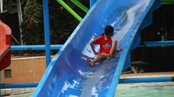 Návštěvníci Zábavního Parku Hrát Zatímco Těší Bazén Vody Pemalang Indonésie — Stock fotografie
