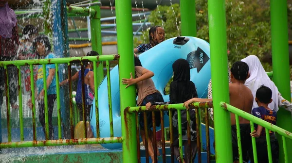Návštěvníci Zábavního Parku Hrát Zatímco Těší Bazén Vody Pemalang Indonésie — Stock fotografie