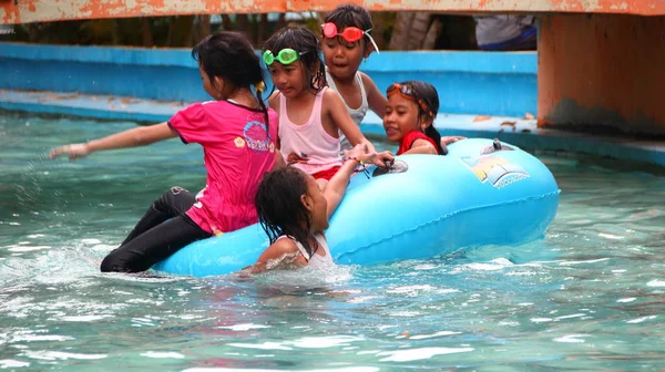 Los Visitantes Del Parque Atracciones Juegan Mientras Disfrutan Piscina Agua — Foto de Stock