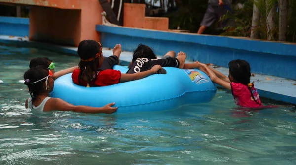 Los Visitantes Del Parque Atracciones Juegan Mientras Disfrutan Piscina Agua — Foto de Stock