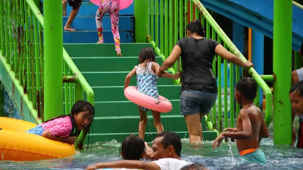 Los Visitantes Del Parque Atracciones Juegan Mientras Disfrutan Piscina Agua — Foto de Stock