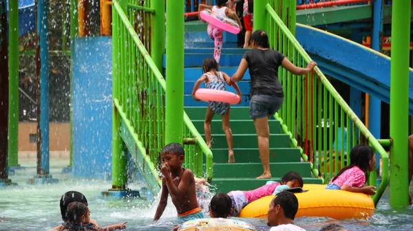 Los Visitantes Del Parque Atracciones Juegan Mientras Disfrutan Piscina Agua — Foto de Stock