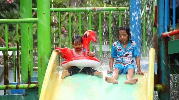 Besökare Nöjesparken Lek Medan Njuter Poolen Med Vatten Pemalang Indonesien — Stockfoto