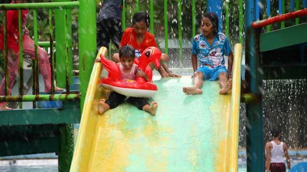Besökare Nöjesparken Lek Medan Njuter Poolen Med Vatten Pemalang Indonesien — Stockfoto