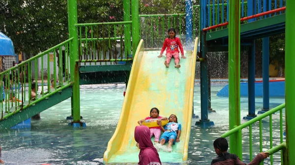 Látogatók Vidámpark Játék Miközben Élvezi Medence Víz Pemalang Indonézia November — Stock Fotó