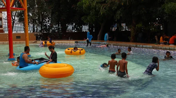 Los Visitantes Del Parque Atracciones Juegan Mientras Disfrutan Piscina Agua — Foto de Stock