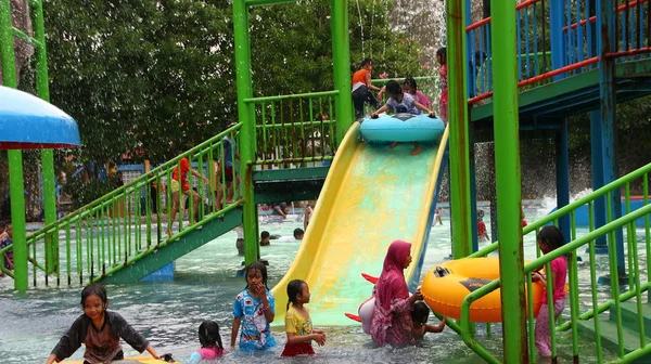 遊園地の訪問者は 水のプールを楽しみながら Pemalang Indonesia November 2019 — ストック写真