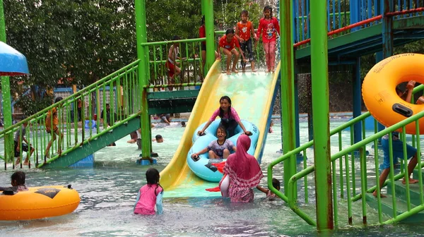 Les Visiteurs Parc Attractions Jouent Tout Profitant Piscine Eau Pemalang — Photo