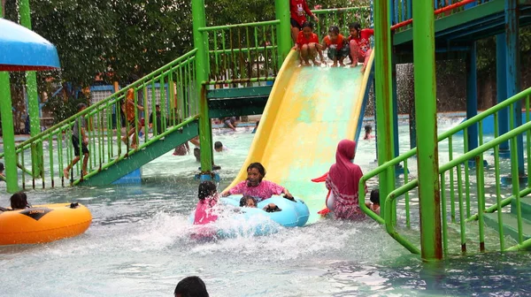 Los Visitantes Del Parque Atracciones Juegan Mientras Disfrutan Piscina Agua — Foto de Stock