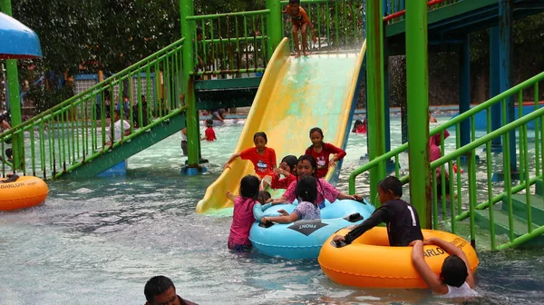 Les Visiteurs Parc Attractions Jouent Tout Profitant Piscine Eau Pemalang — Photo