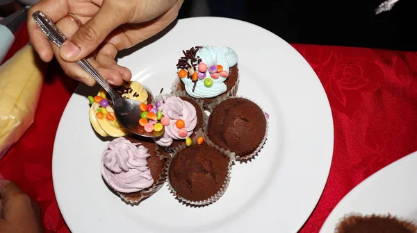 Divers cupcakes sucrés, sélectivement concentrés — Photo