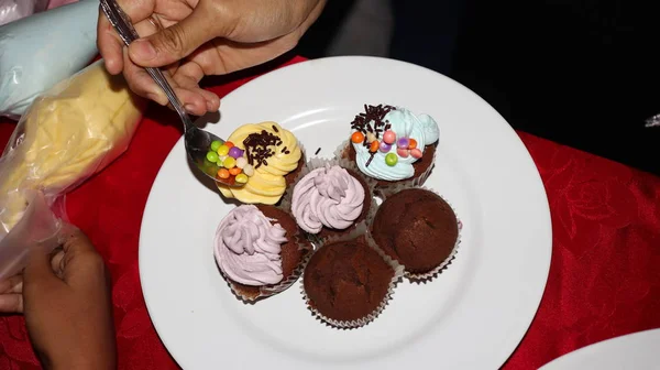 Divers cupcakes sucrés, sélectivement concentrés — Photo