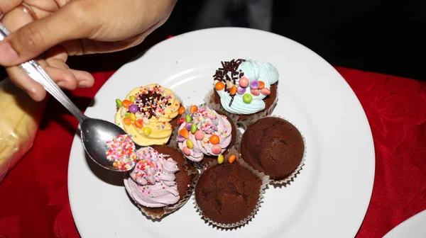 Vue Rapprochée Divers Cupcakes Sucrés Sélectivement Concentrés Sur Fond Bokeh — Photo