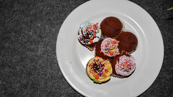 Vários cupcakes doces, seletivamente focados — Fotografia de Stock