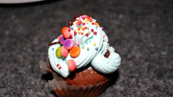 Verschiedene süße Cupcakes, selektiv konzentriert — Stockfoto