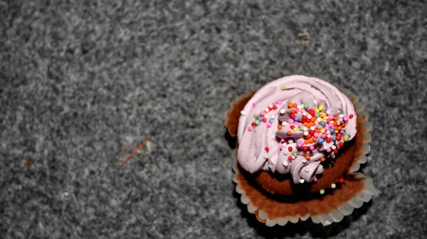 Divers cupcakes sucrés, sélectivement concentrés — Photo