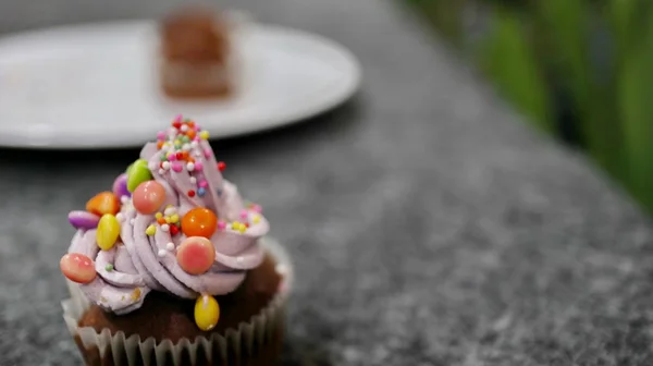 Çeşitli tatlı kekler, özenle odaklanmış. — Stok fotoğraf