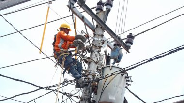  Elektrik devresi tamir edilirken elektrikçi