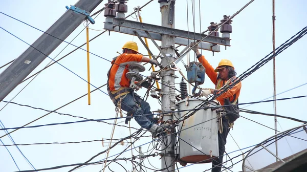 Elektriker bei der Reparatur eines Stromkreises — Stockfoto