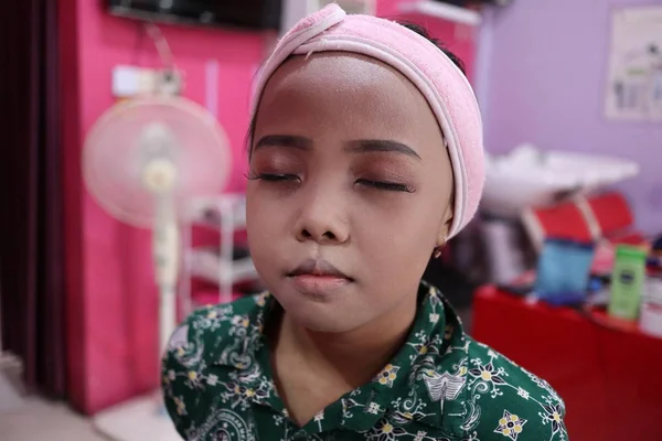 Make Umělkyně Svém Klientovi Krásná Dospívající Dívka Pekan Indonesia Listopadu — Stock fotografie