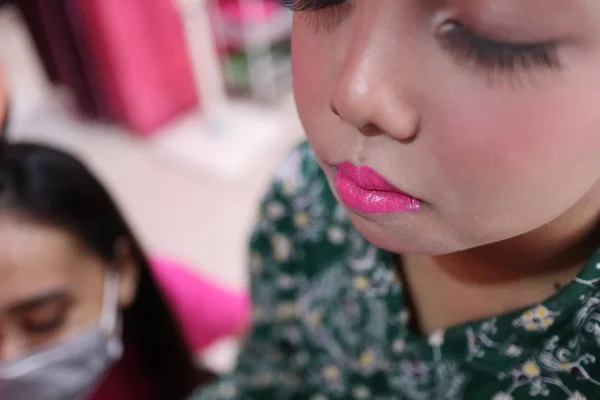 Maquiagem Artista Trabalho Seu Cliente Linda Menina Adolescente Pekalongan Indonésia — Fotografia de Stock