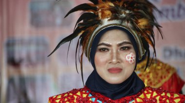 Yetişkin kadın eşsiz bir kostüm giyip dans ederken, Batang Endonezya, 21 Kasım 2019