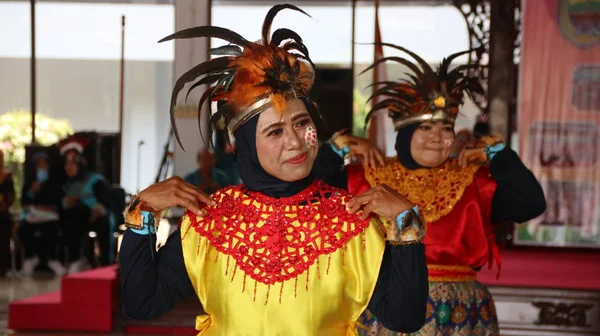 Adult Woman Wearing Unique Costume Dancing Batang Indonesia November 2019 — Stockfoto