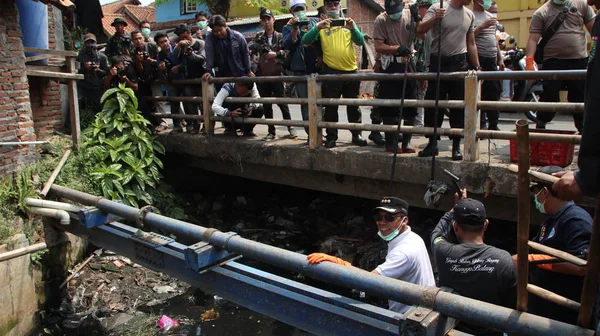 Petugas Kebersihan Saat Membersihkan Selokan Tersumbat Sampah Dan Tempat Pembuangan — Stok Foto