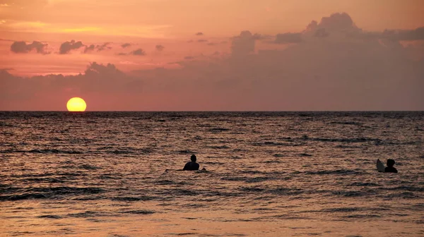 Jouer sur la plage au crépuscule, prise quand la lumière est très faible — Photo