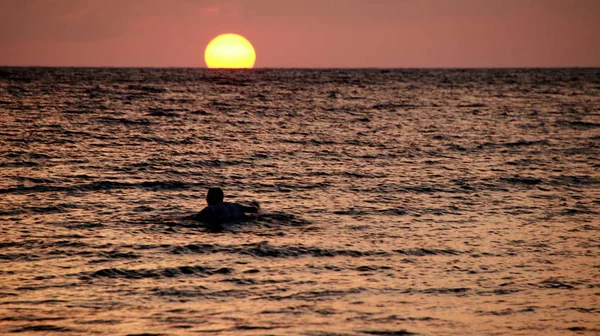 Jouer sur la plage au crépuscule, prise quand la lumière est très faible — Photo