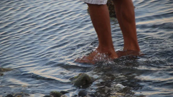 Alguien Caminar Por Playa Con Los Pies Descalzos —  Fotos de Stock