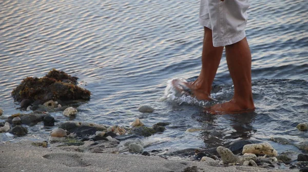 Quelqu Quand Marche Sur Plage Pieds Nus — Photo