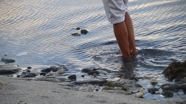 Alguém Caminhar Praia Com Pés Descalços — Fotografia de Stock