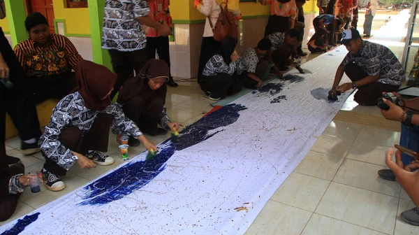 Estudiantes Escuela Con Necesidades Especiales Discapacidades Hacer Batik Paño Largo — Foto de Stock