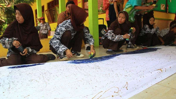 School Students Special Needs Disabilities Making Batik Long Cloth Local — ストック写真