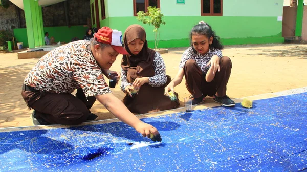 Étudiants Ayant Des Besoins Spéciaux Handicapés Lors Fabrication Batik Sur — Photo