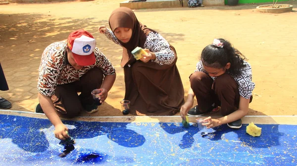 School Students Special Needs Disabilities Making Batik Long Cloth Local — Stock Photo, Image