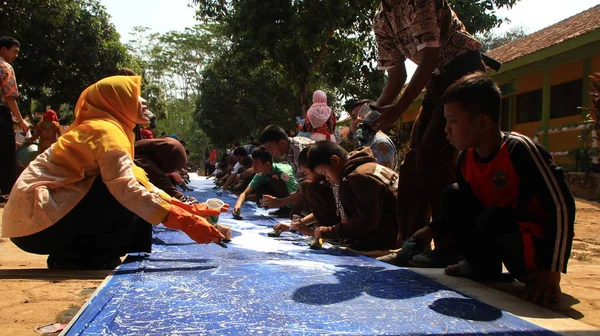 Schoolleerlingen Met Speciale Behoeften Beperkingen Bij Het Maken Van Batik — Stockfoto